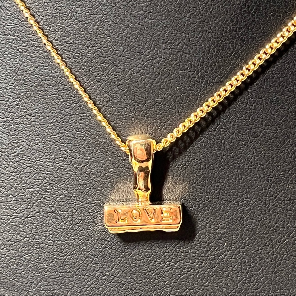 Vintage Avon LOVE SEAL PENDANT NECKLACE. rubber stamp! New. Gold tone.